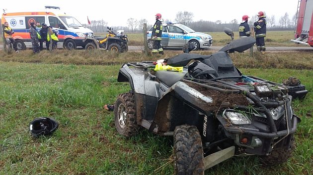 Wypadek w gminie Goniądz. Urwało koło, pasażerka trafiła do szpitala