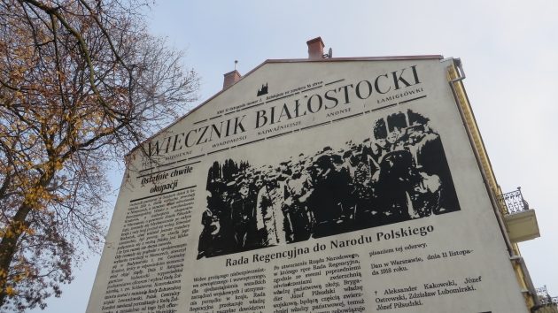 Nowy mural. Przedstawia fikcyjną białostocką gazetę