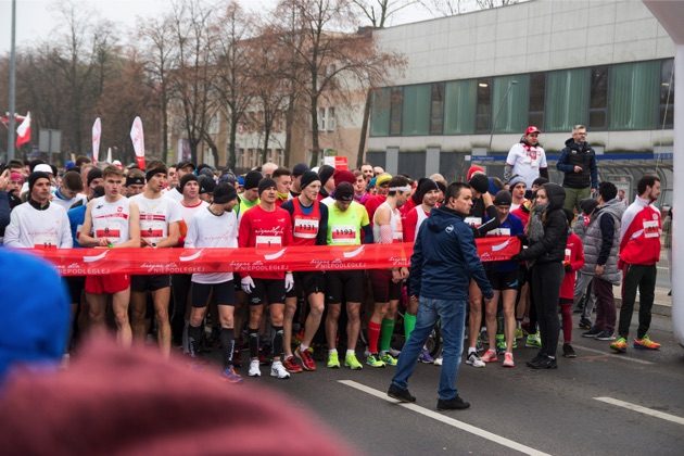 "Biegnę dla Niepodległej". Żywa flaga i 1600 biegaczy na starcie