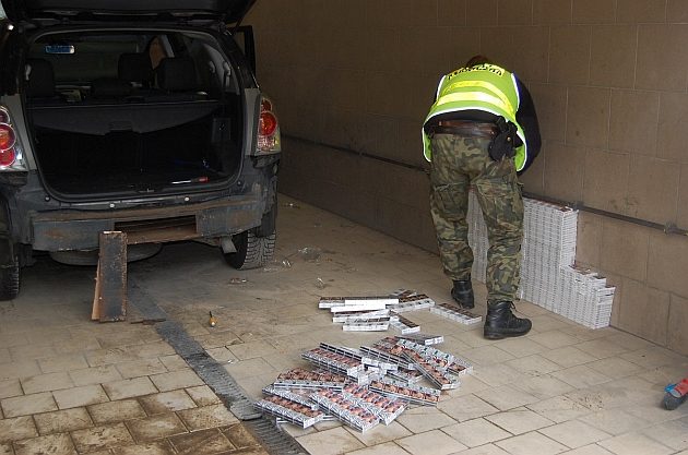 Były warte ponad 44 tys. zł. Kierowca przewoził je w specjalnych skrytkach