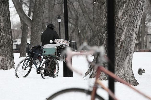 Podaruj jedzenie bezdomnym. Bardzo tego potrzebują