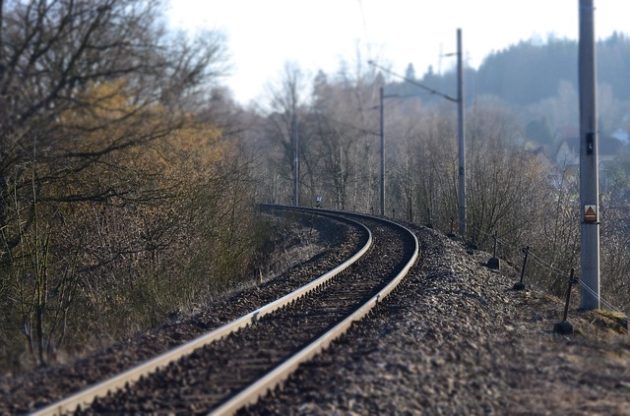 Wypadek na torach. Wjechała wprost pod pociąg