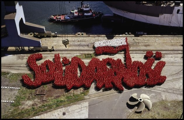 Solidarność z kilku tysięcy żołnierzy i stragan ze stadionu. Nowe prace Galerii Arsenał