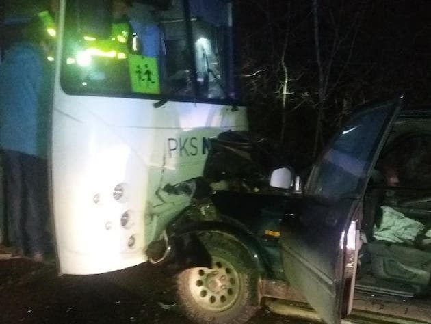 Autobus przewożący dzieci zderzył się z osobówką