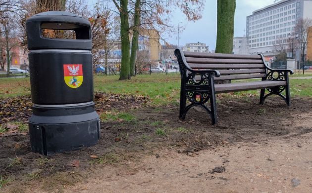 W Białymstoku pojawiły się ławki i śmietniczki odporne na zniszczenia