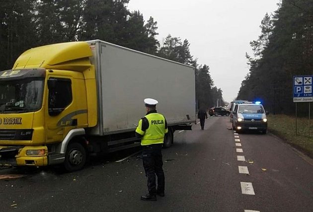 Zderzenie osobówki z ciężarówką. Jeden z kierowców trafił do szpitala