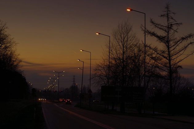 Jesienią i zimą na drogach jest najniebezpieczniej. Życie mogą uratować proste czynności