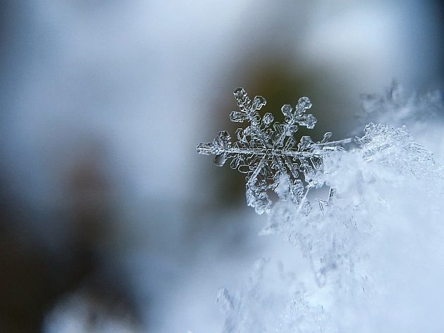 Ciemne chmury i przelotne opady śniegu. Pogoda na weekend 