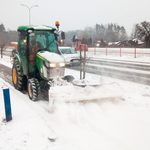 Pierwszy śnieg dał się we znaki. Służby miały pełne ręce pracy