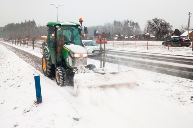 Pierwszy śnieg dał się we znaki. Służby miały pełne ręce pracy