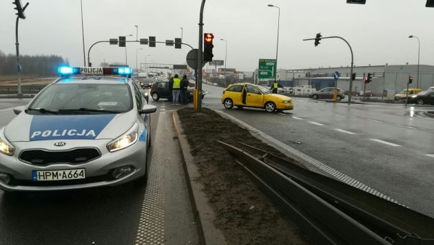 Pas ruchu do Warszawy zablokowany. Jedną osobę przewieziono do szpitala
