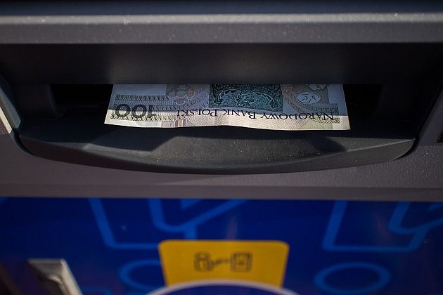 Uwaga na naklejki na bankomatach. Mogą być oszustwem
