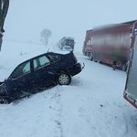 Zderzenie osobówki z ciężarówką. Dwie osoby trafiły do szpitala