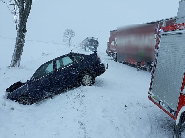 Zderzenie osobówki z ciężarówką. Dwie osoby trafiły do szpitala