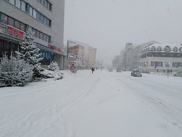 Zima paraliżuje miasto. Intensywne opady śniegu dają się we znaki