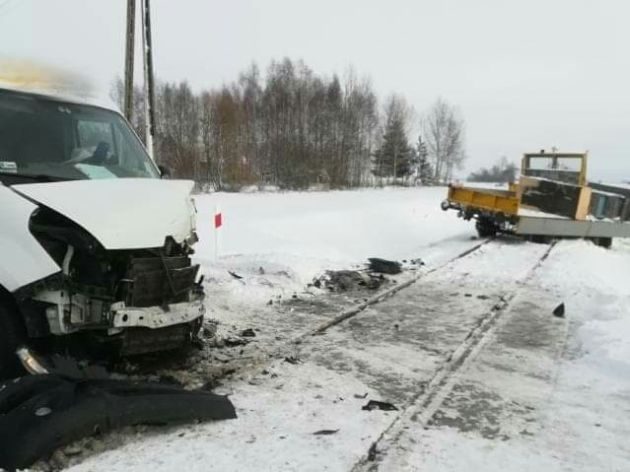 To nie zdarza się za często. Kolizja busa i drezyny