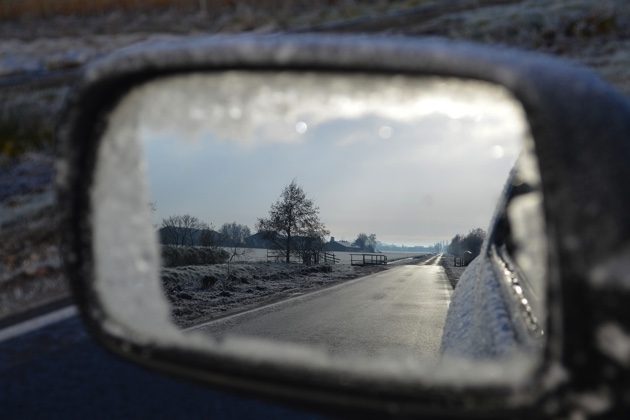 Wyjazdy na ferie zimowe. Jak przygotować auto, by bezpiecznie dotrzeć do celu?
