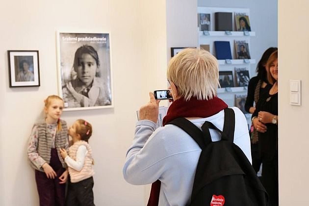 Kiedyś album z fotografiami, teraz Facebook. Dzieci wcielają się w role przodków