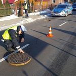 Pokrywa studzienki pękła pod kołem. Kierowca stracił panowanie nad autem