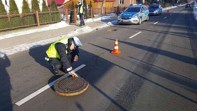 Pokrywa studzienki pękła pod kołem. Kierowca stracił panowanie nad autem