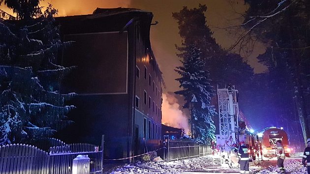 Pożar znanego hotelu. Z ogniem walczyło 19 zastępów straży pożarnej [ZDJĘCIA]