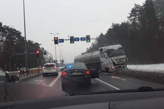 Ul. Ciołkowskiego. Zderzenie tira z autobusem