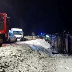 Nie reagowali na sygnały do zatrzymania. Staranowali służbowe auto i funkcjonariusza