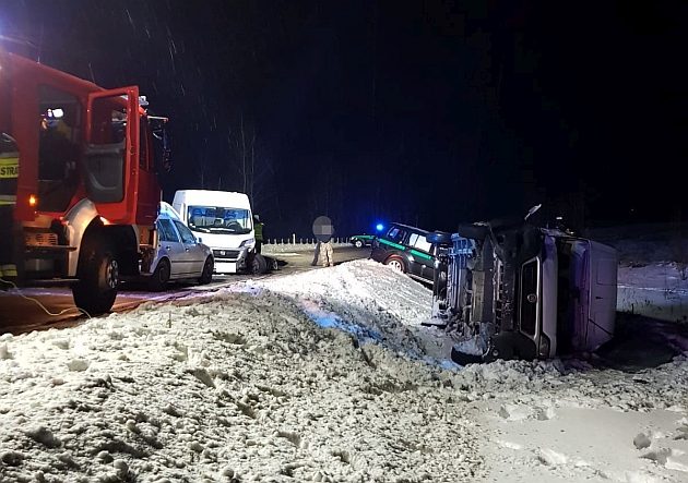 Nie reagowali na sygnały do zatrzymania. Staranowali służbowe auto i funkcjonariusza