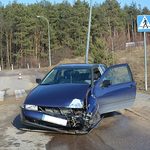 Policjanci ruszyli za nim w pościg. A kierowca ucieczkę zakończył na latarni