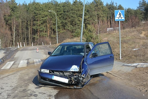 Policjanci ruszyli za nim w pościg. A kierowca ucieczkę zakończył na latarni