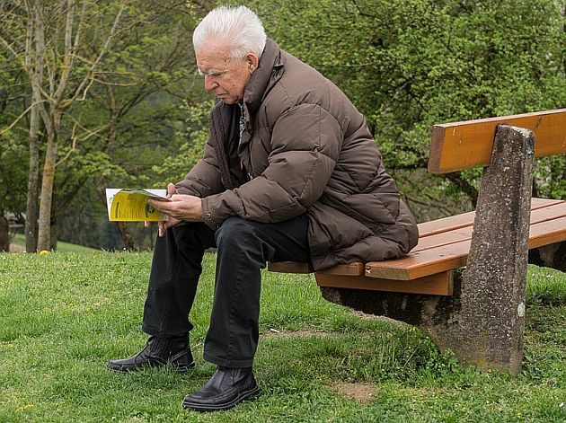 Listonosz coraz rzadziej odwiedza emerytów. Seniorzy bardziej nowocześni