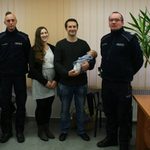 Pomogli rodzącej kobiecie. Szczęśliwi rodzice podziękowali policjantom