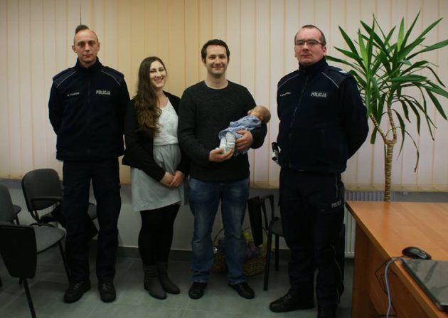 Pomogli rodzącej kobiecie. Szczęśliwi rodzice podziękowali policjantom