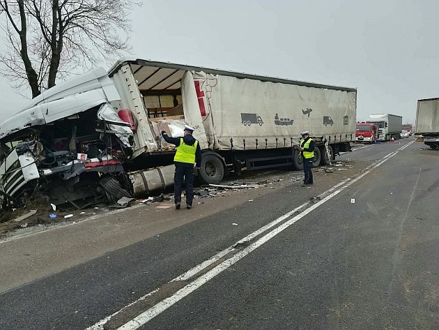 Wypadek z udziałem tirów. Jedna osoba ranna