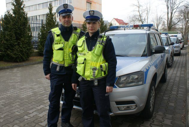 Policjanci uratowali mężczyznę z płonącego domu