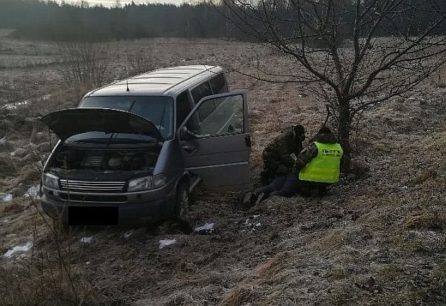 Pościg za kierowcą busa. Uciekał z kontrabandą wartą 455 tys. zł