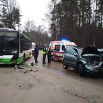 Zderzenie czołowe autobusu BKM i hondy. Droga jest zablokowana