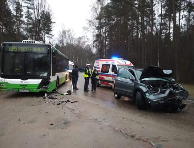 Zderzenie czołowe autobusu BKM i hondy. Droga jest zablokowana