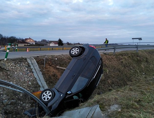 Wypadek z udziałem dwóch osobówek. 3 osoby trafiły do szpitala