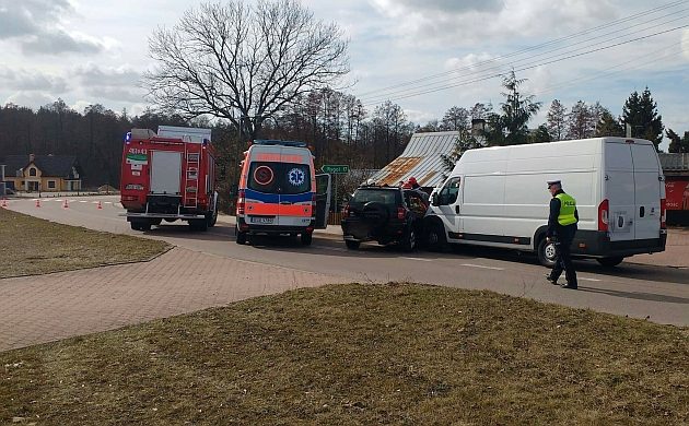 Zderzenie dwóch pojazdów na krajowej "szesnastce"