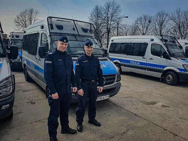 Uciekając przed policją, wypchnął pasażerów z autobusu