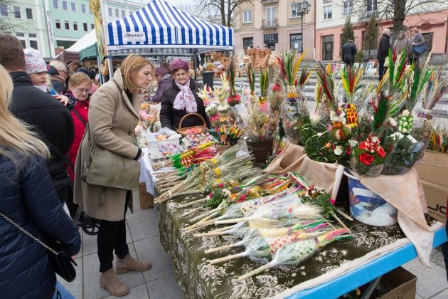 Tłumy na jarmarku wielkanocnym wokół Ratusza [ZDJĘCIA]