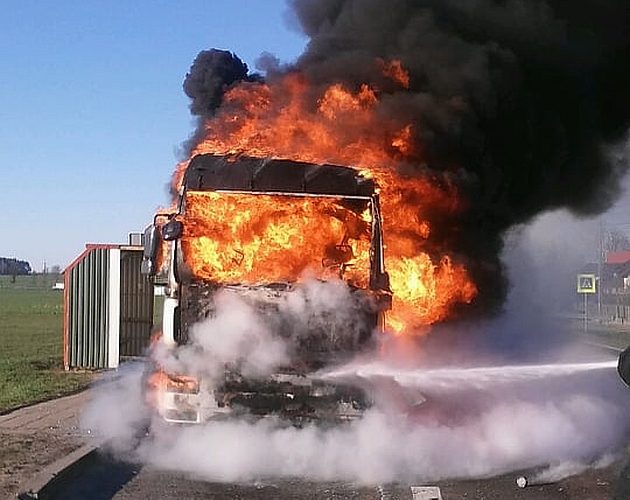 Ciężarówka stanęła w płomieniach. Droga zablokowana