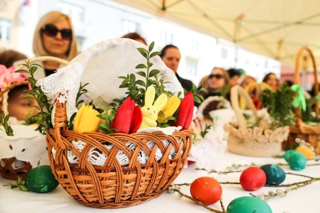 Pomidorek, a może jajko z niespodzianką? Co dzieci włożyłyby do koszyczka wielkanocnego?