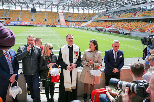 Wiele osób przyszło na Rynek Kościuszki i stadion miejski, by poświęcić pokarmy [ZDJĘCIA]