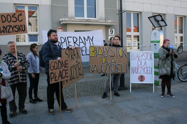 Strajk nauczycieli. W Białymstoku kilka manifestacji poparcia