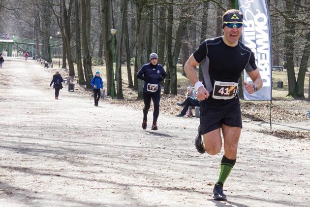 Biegacze na start. Do pokonania jest 10 km