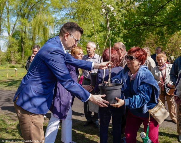 Pierwszy sad edukacyjny w Białymstoku otwarty. 1000 drzewek dla mieszkańców