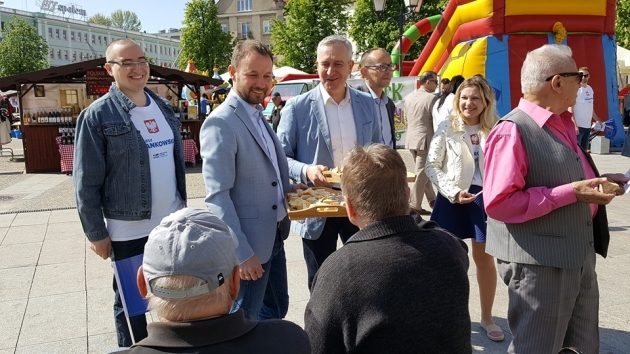 Frankowski i Tyszkiewicz apelowali o udział w wyborach. Mieszkańców częstowali sękaczem