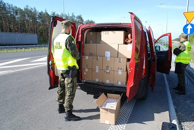 Tysiące "lewych" papierosów w busie. Kontrabanda warta ponad 560 tys. zł